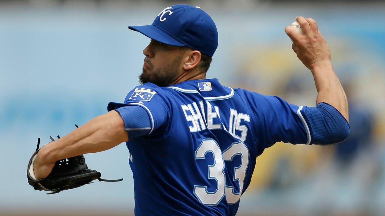 Shields sharp as Royals top A's to win fourth straight series